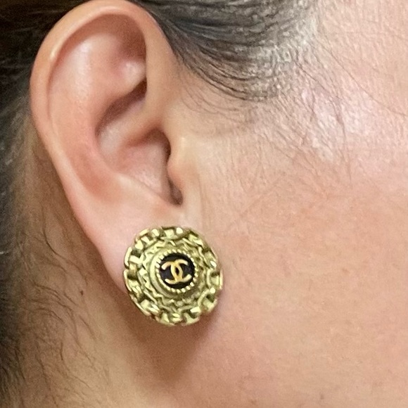 Authentic Vintage CHANEL Gold Plated CC Logos Round  Clip Earrings - Picture 10 of 16